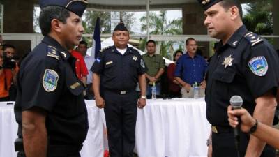El oficial Marden René Romero, izquierda, sustituye del cargo a Roni Flores.