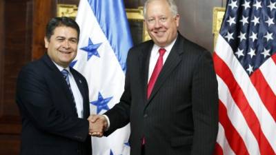El presidente Hernández en una reunión anterior con el subsecretario de Asuntos Políticos de Estados Unidos, Thomas Shannon.