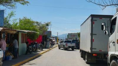 Camiones hacen fila frente a la terminal de carga del Villeda Morales de esta ciudad. Fotos: Amílcar Izaguirre