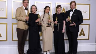El productor Peter Spears, la actriz Frances McDormand, la directora Chloe Zhao y los productores Mollye Asher y Dan Janvey, todos ganadores por el filme 'Nomadland'.