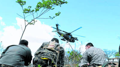 Fuerzas de Tarea Conjunta-Bravo y Fuerza Aérea Hondureña esperan un HH-60 Halcón Negro en Comayagua.