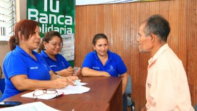 Un sampedrano que se dispone a llenar la solicitud de crédito. Foto: Amílcar Izaguirre