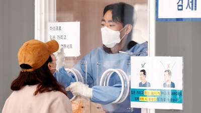 Varios países retomaron restricciones de viajes para intentar contener el avance de la nueva variante del covid 19.