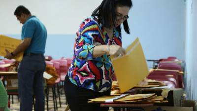 Miembros de la junta de selección revisan minuciosamente las pruebas para evitar errores en el proceso.