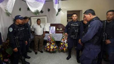 Agentes penitenciarios acompañaron el féretro del subdirector de la Penitenciaría Nacional.