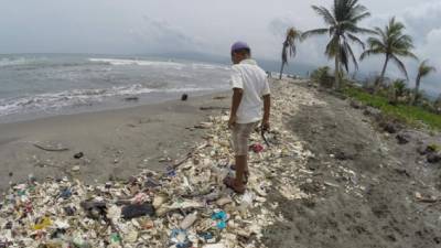 Las playas son un foco de contaminación para todo el municipio de Omoa.