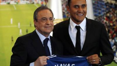 Florentino Pérez junto a Keylor Navas en la presentación del portero tico con el Real Madrid.