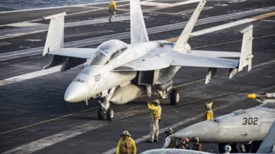 Un avión de combate FA-18F sobre la cubierta del portaaviones estadounidense USS Abraham Lincoln.