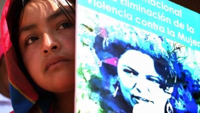 Una persona Lenca sostiene una imagen de Berta Cáceres durante una protesta frente al Ministerio Público en Tegucigalpa, capital de Honduras.