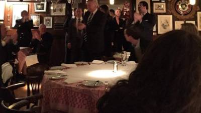Trump fue por un bistec a uno de los restaurantes más exclusivos de Manhattan.