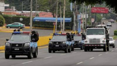 Vehículos policiales patrullan las calles de Managua.