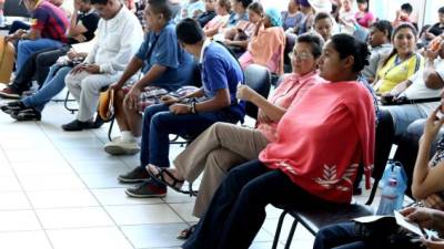 El área de Admisión ya tiene aire acondicionado y los pacientes esperan la atención médica en mejor condición.