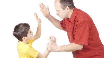 Los investigadores aseguran que dar manotadas a los niños se relaciona con el abuso físico. Foto: iStock.