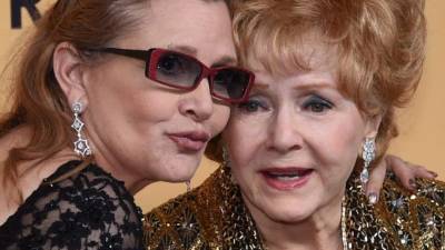 Debbie Reynolds con su hija Carrie Fisher.