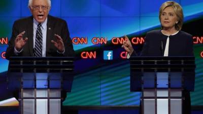 Bernie Sanders y Hillary Clinton durante el debate en CNN. Foto: AFP