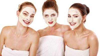 Una vez a la semana, puede aplicarse mascarillas a base de frutas.