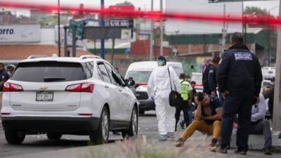 Peritos forenses laboran este martes en la zona donde fue asesinado el diputado local, Erik Juárez Blanquet, en la ciudad de Morelia, en el estado de Michoacán, México. EFE/ Ivan Villanueva