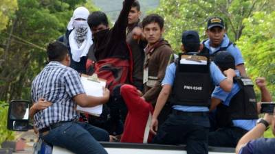 Los jóvenes estudiantes que fueron llevados a las instalaciones de la Dirección Policial de Investigaciones (DPI).