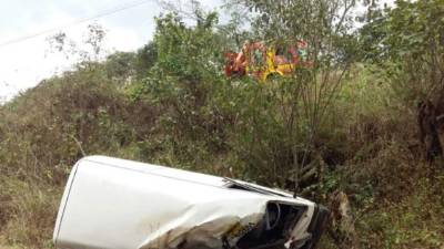 El busito quedó destruido en el fondo del precipicio.