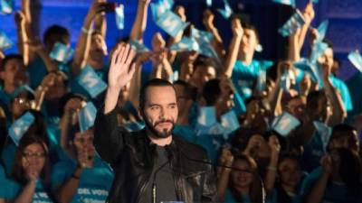 Salvadorean presidential candidate Nayib Bukele, of the Great National Alliance (GANA), waves at supporters during the closing rally of his campaign in San Salvador, on January 26, 2019 ahead of the first round of the national election on February 3. (Photo by Oscar Rivera / AFP)
