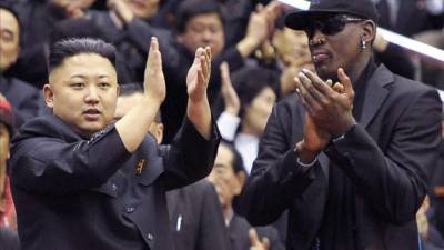 Fotografía tomada el pasado 1 de marzo y facilitada por la Agencia Central de Noticias Norcoreana (KCNA) en la que se registró al líder norcoreano Kim Jong-Un (i) y al exjugador de la NBA Dennis Rodman (d), en Pyongyang (Corea del Norte). EFE/Archivo