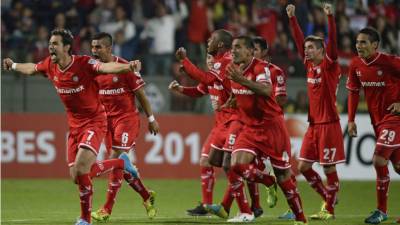 Los jugadores del Toluca celebrando la clasificación por penales.