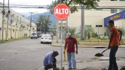 Cuadrillas colocan señales de alto en Guamilito.