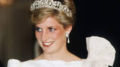 La princesa Diana apagó su luz el 31 de agosto de 1997, hecho que conmocionó al mundo.Diana, princesa de Gales nacida como Diana Frances Spencer, fue la primera esposa del príncipe Carlos de Gales, heredero de la Corona británica. A 20 años de su muerte, reviva la polémica y a la vez, la ejemplar vida de la princesa del pueblo por medio de varias películas.