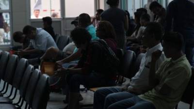 Decenas de pacientes llegan a diario a las clínicas del Seguro Social en San Pedro Sula.