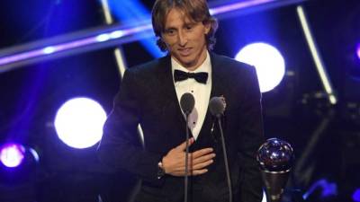 Luka Modric se llevó el premio al mejor jugador de la Fifa. FOTO EFE.