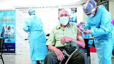 A mediados de mayo llegaron al país las 40,000 dosis del componente 1, con esas dosis se vacunó a más de 38,000 adultos mayores 75 años y 2,000 periodistas y camarógrafos que laboran en medios de comunicación de Cortés, Distrito Central, San Pedro Sula y Valle.