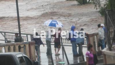Se reportan varios desbordamientos en distintas quebradas de Tegucigalpa, ciudad que se halla en alerta roja.