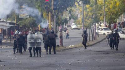 Varios agentes antidisturbios se enfrentan con pobladores y estudiantes de la Universidad Politécnica de Nicaragua (UPOLI) el 21 de abril de 2018. EFE