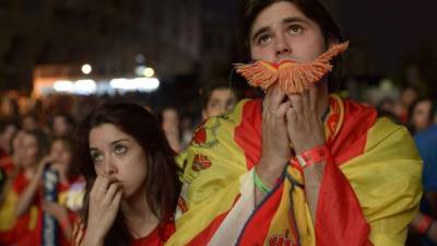 Aficionados de España lamentan la derrota en la 'Fan Zone' de Madrid.