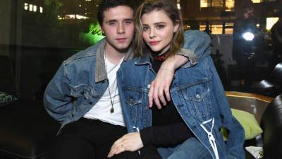 Brooklyn Beckham y Chloë Grace Moretz en un evento de Microsoft .