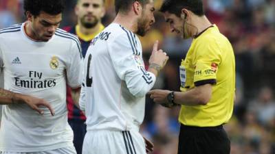 Sergio Ramos le reclama al árbitro Undiano Mallenco.