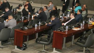 Los parlamentarios trabajarán de lunes a jueves para acelerar los temas pendientes en la agenda.