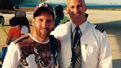 Messi momentos antes de subirse al respetivo avión.