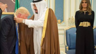 El presidente Donald Trump y el rey saudí, Salman bin Abdulaziz, se reunieron hoy en el Palacio Al Yamama de Riad. Acompaña a Trump, su esposa Melania Trump.