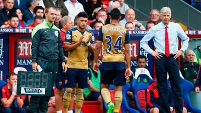 Cuando Alex Oxlade-Chamberlain fichó por el Arsenal proveniente del Southampton, los 'saints' negociaron un bono de 14 mil euros por cada vez que su pupilo jugase 20 minutos en un partido. Sabiendo esto, su técnico Arsène Wenger lo metía de cambio a partir del minuto 72. El problema fue que no tomaron en cuenta el tiempo de descuento y el Southampton sí. Al final les tocó pagar.