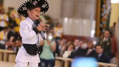 Marlon Yasir Pastor de 10 años posee un gran talento para cantar las rancheras. Ayer llegó a la Basílica de Suyapa y le cantó 'Madrecita Linda'.