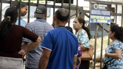 Los parientes de los hermanos Palencia, su papá, y su cuñado llegaron ayer a la morgue forense a reclamar sus cuerpos.