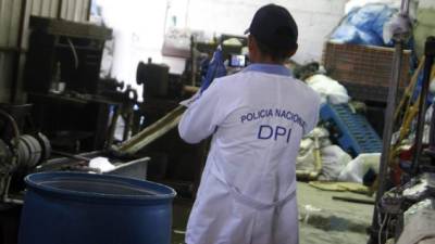 Técnicos de la Dirección Policial de Investigaciones (DPI) inspeccionan el lugar donde murió el obrero.