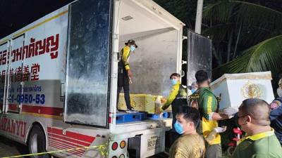 Rescatistas cargando los cadáveres de las víctimas.