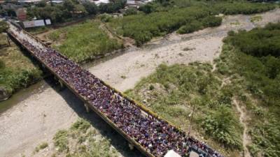 Miles de ciudadanos venezolanos intentan entrar a Colombia por el paso fronterizo de Cúcuta. //EFE.