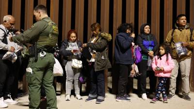 Un grupo de migrantes buscando asilo en EEUU son procesados en Arizona por la Patrulla Fronteriza.
