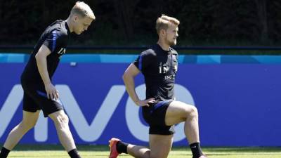 Donny van de Beek (izquierda) es baja sensible de Holanda para la Euro. Foto EFE.