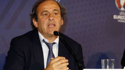Platini aseguró que la eliminación de esa regla corresponde a la FIFA.