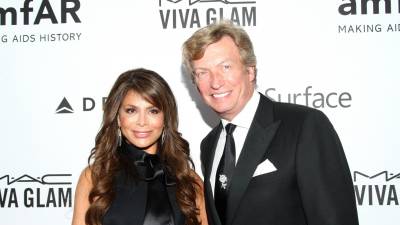 Foto de archivo de Paula Abdul y Nigel Lythgoe cuando asistieron juntos a la Gala AmfAR Inspiration 2013 en Los Ángeles en Milk Studios en Los Ángeles, California.