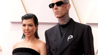 Kourtney Kardashian y Travis Barker en la entrega de los premios Oscar, de 2022.